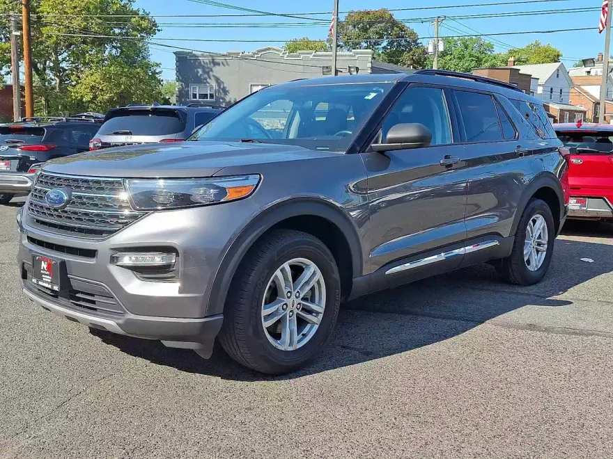 2022 Ford Explorer XLT photo 1