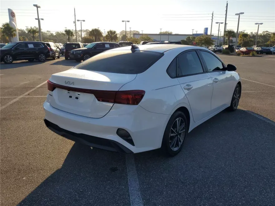 2022 Kia Forte LXS photo 1
