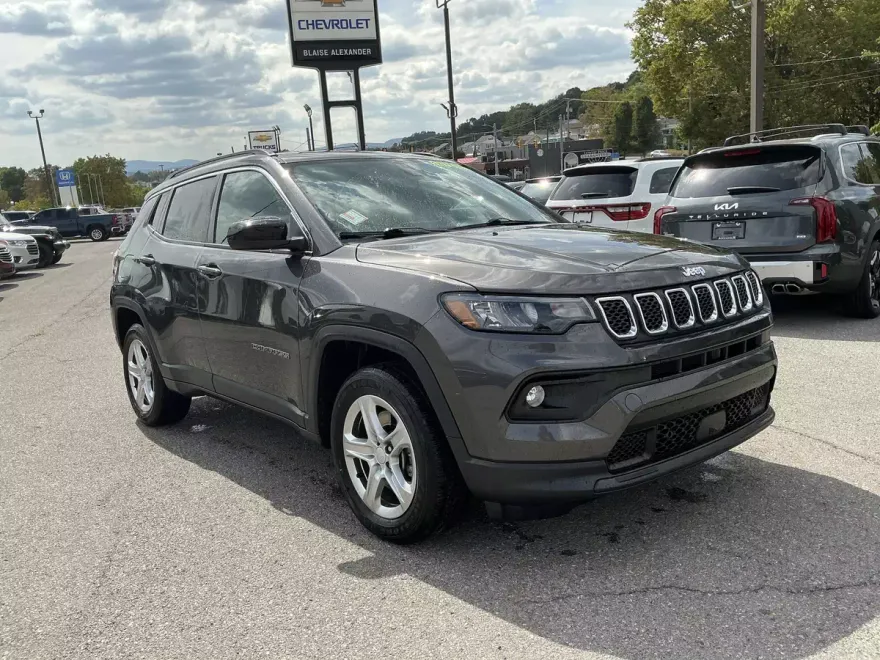 2023 Jeep Compass Latitude photo 1
