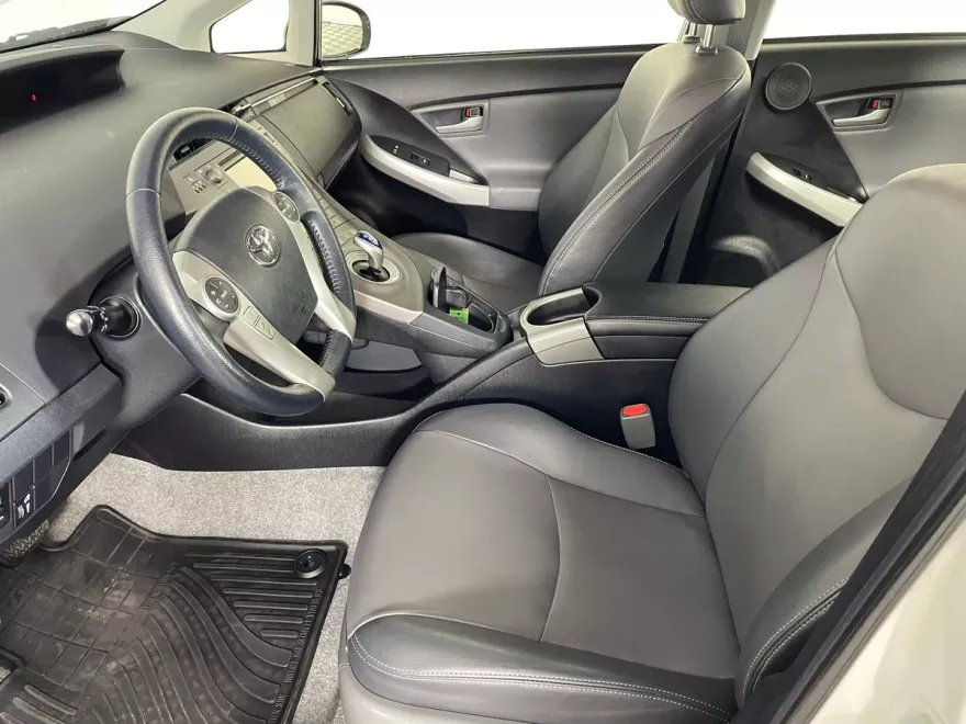 2015 Toyota Prius Four photo 1