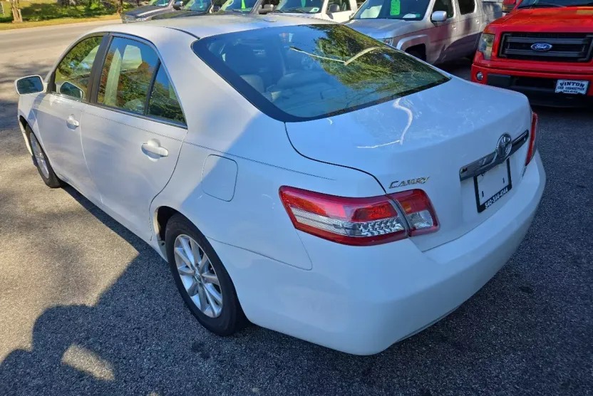 2011 Toyota Camry XLE photo 1