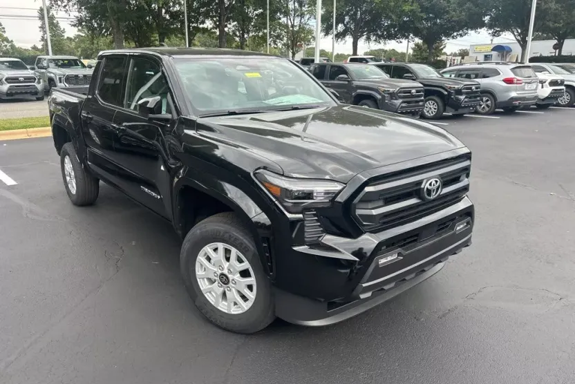 2025 Toyota Tacoma SR5 photo 1