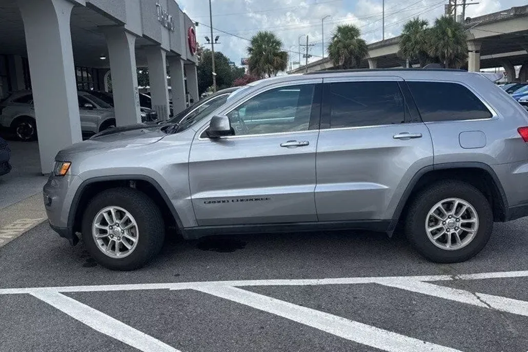 2019 Jeep Grand Cherokee Laredo photo 1