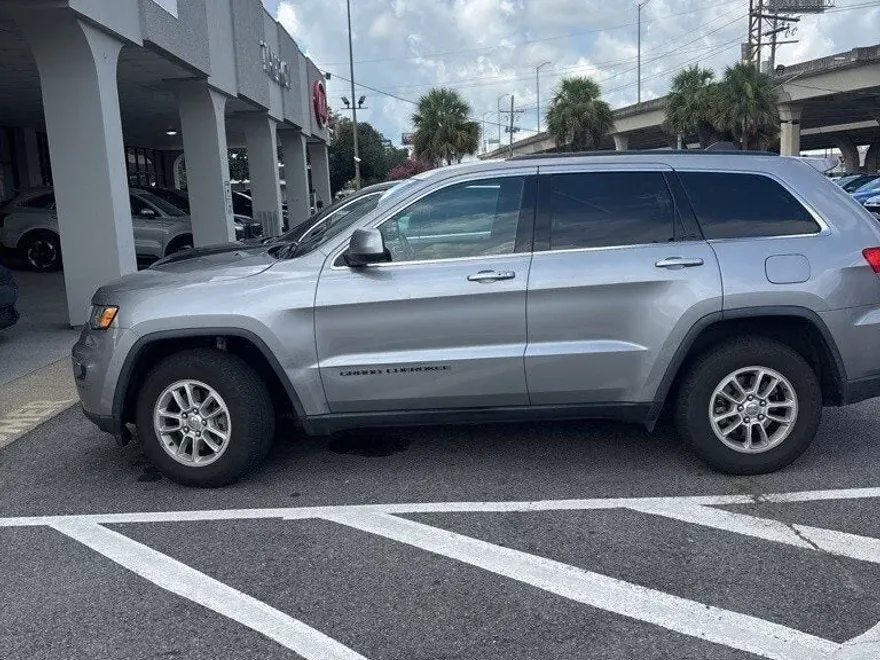 2019 Jeep Grand Cherokee Laredo photo 1