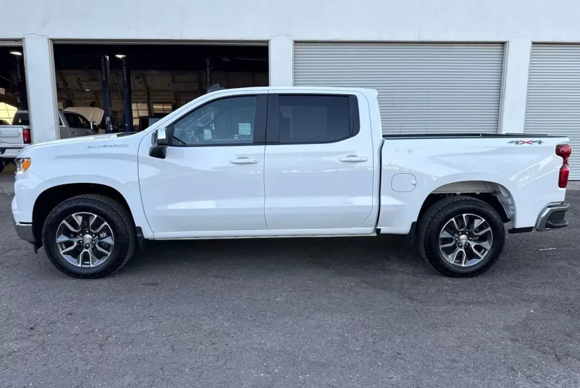2025 Chevrolet Silverado 1500 LT photo 1