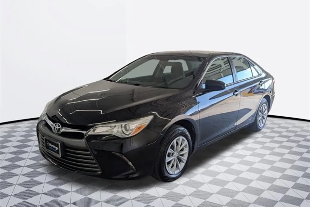 2017 Toyota Camry LE photo 1