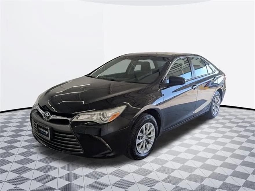 2017 Toyota Camry LE photo 1