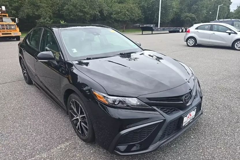 2022 Toyota Camry SE photo 1