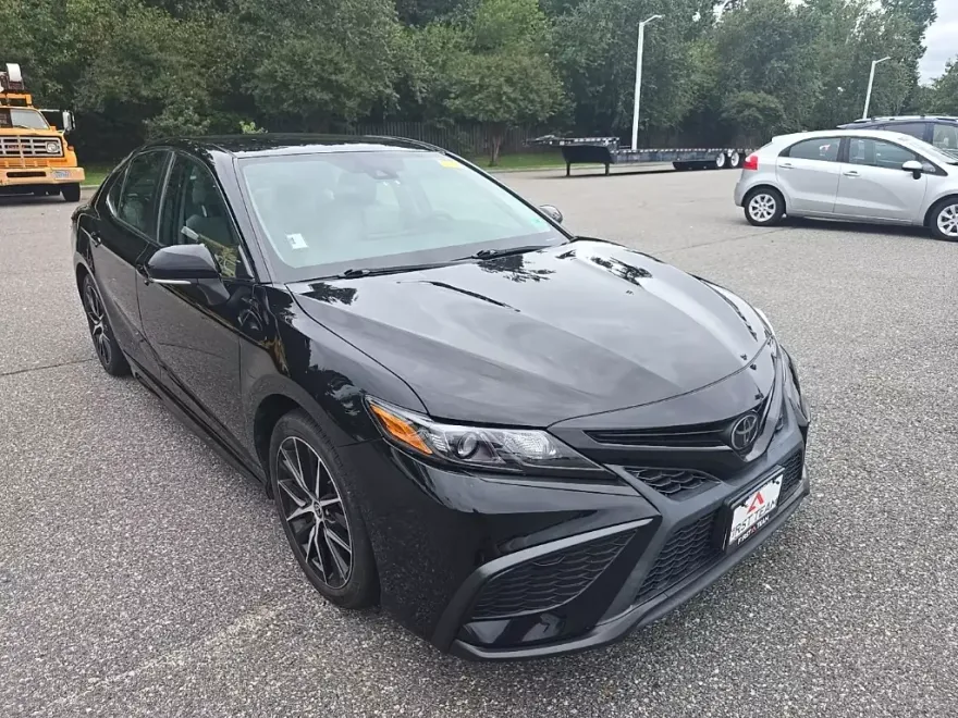 2022 Toyota Camry SE photo 1