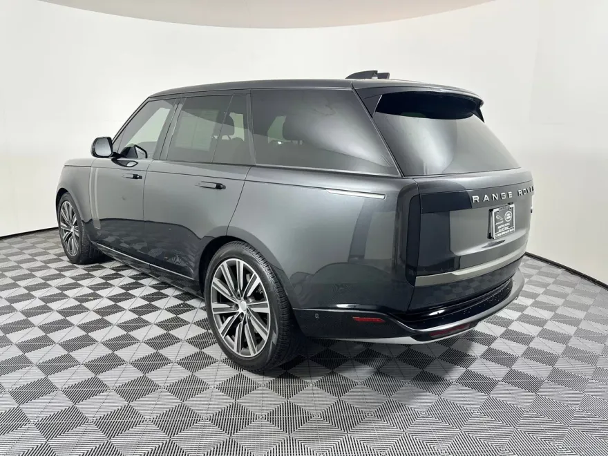 2023 Land Rover Range Rover SE photo 1