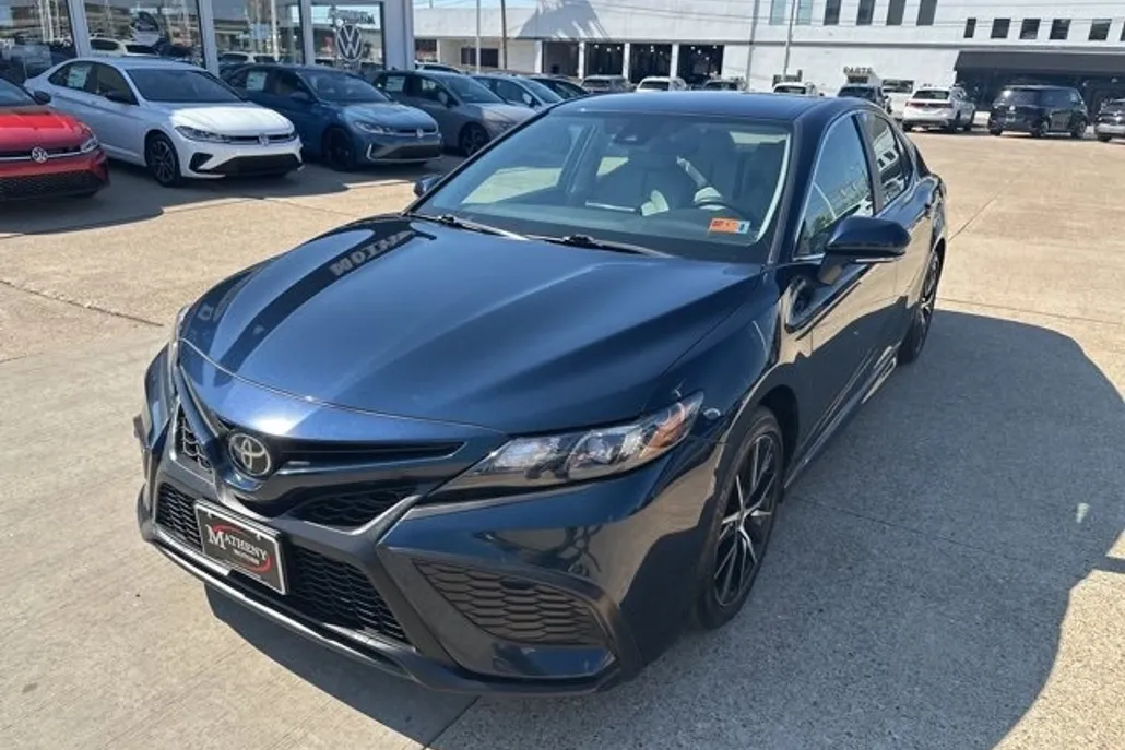 2021 Toyota Camry SE photo 1
