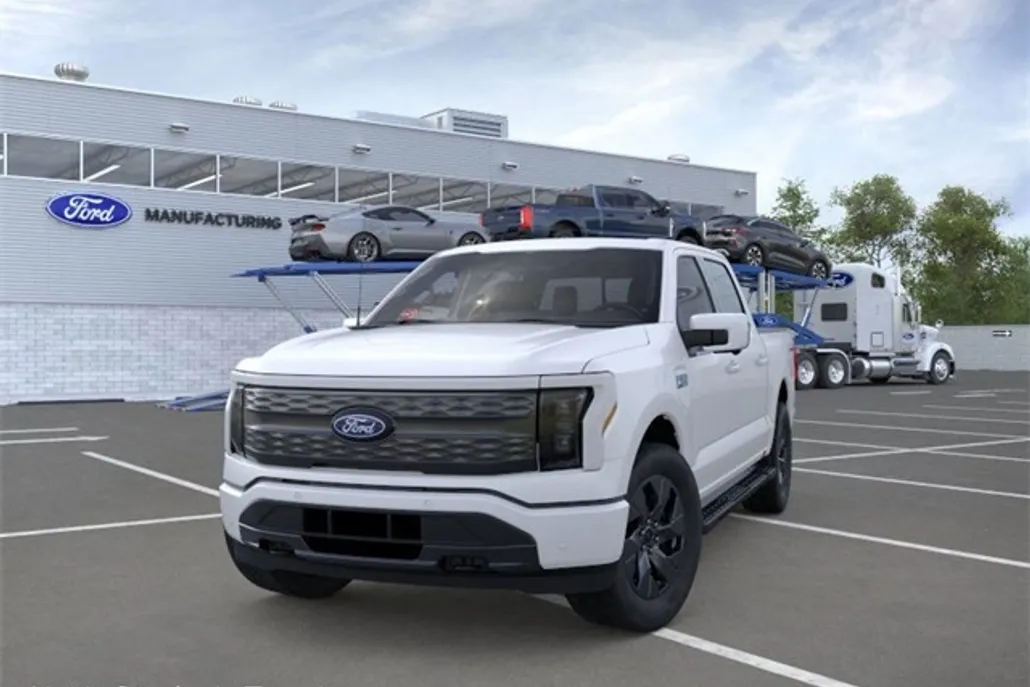 2025 Ford F-150 Lightning Lariat photo 1