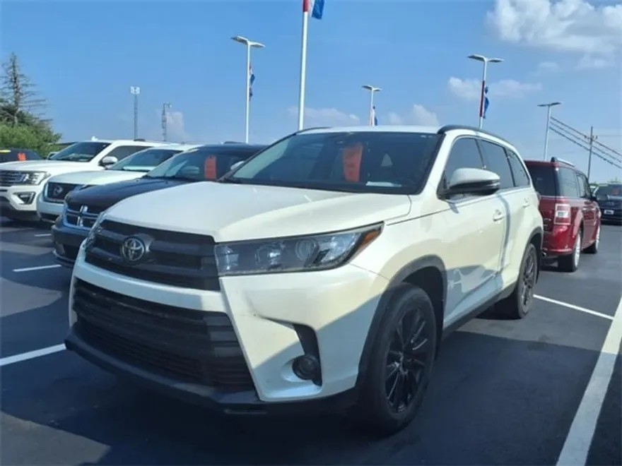 2019 Toyota Highlander SE photo 1