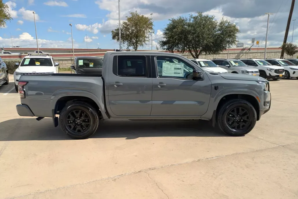 2026 Nissan Frontier Crew Cab SV photo 1