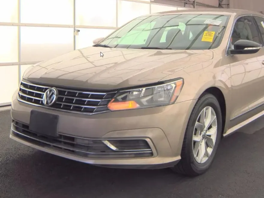 2016 Volkswagen Passat TDI S R-Line photo 1