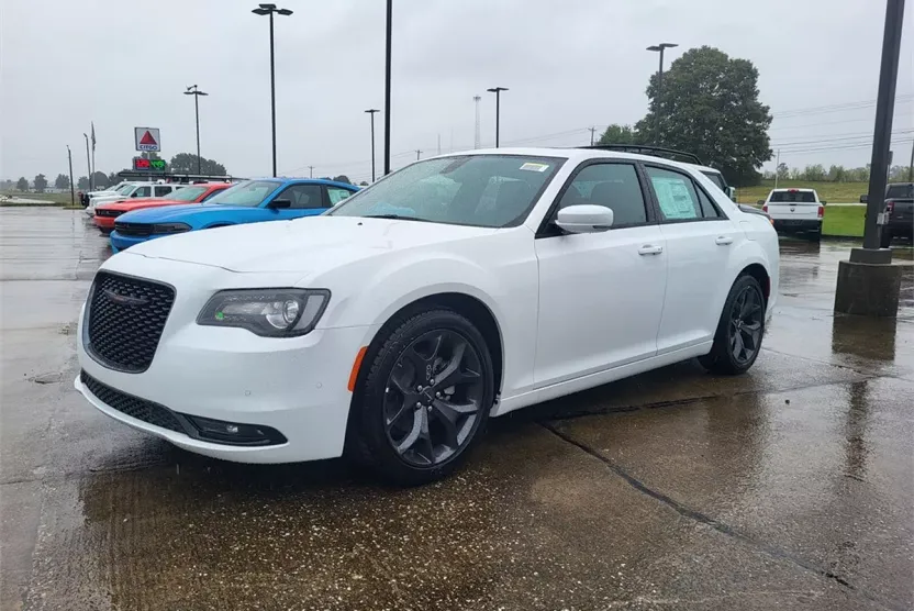 2023 Chrysler 300 photo 1