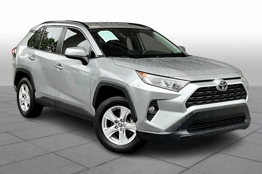 2020 Toyota RAV4 XLE photo 1