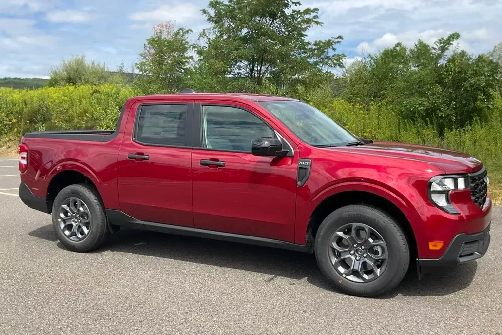2025 Ford Maverick XLT photo 1