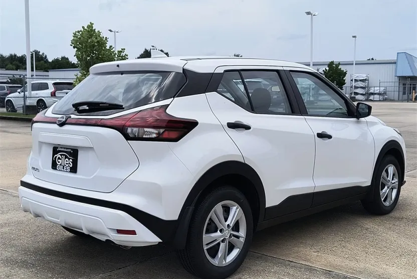 2025 Nissan Kicks Play S photo 1