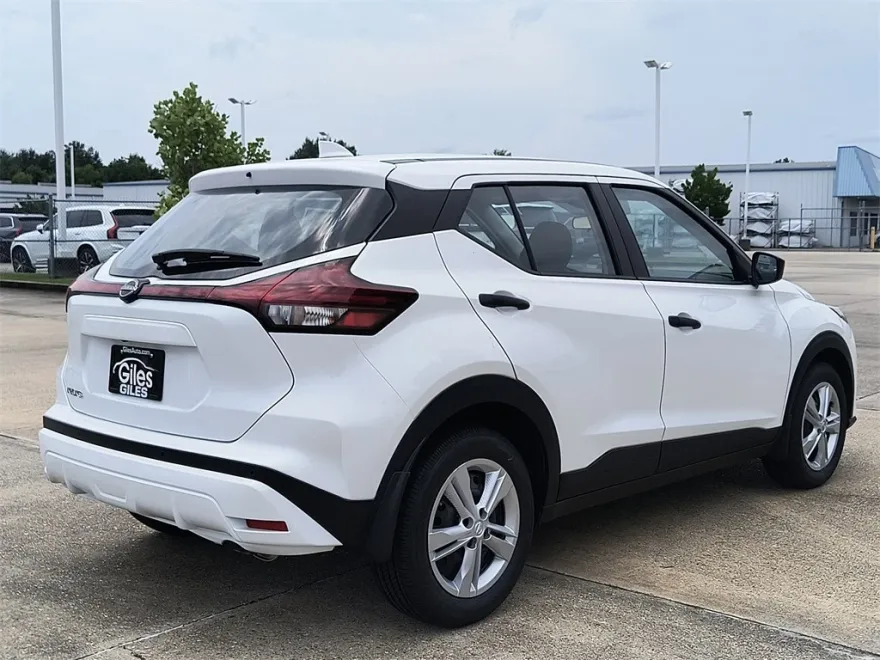 2025 Nissan Kicks Play S photo 1