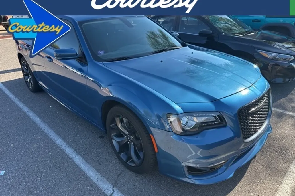 2023 Chrysler 300 Touring L photo 1