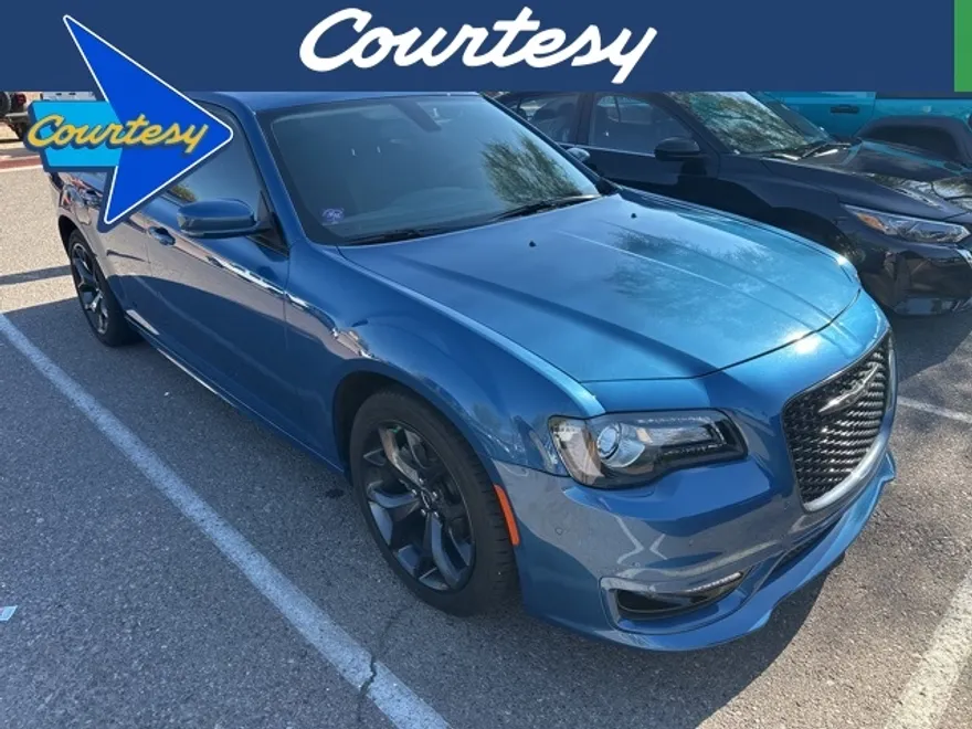 2023 Chrysler 300 Touring L photo 1
