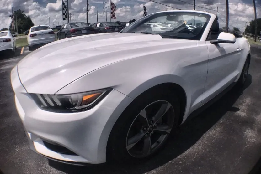 2016 Ford Mustang Convertible V6 photo 1