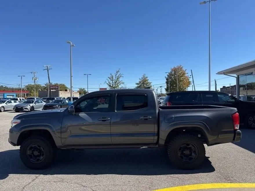 2018 Toyota Tacoma V6 photo 1