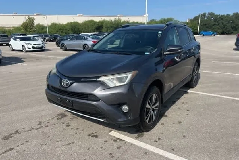 2016 Toyota RAV4 XLE photo 1