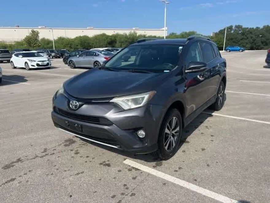 2016 Toyota RAV4 XLE photo 1