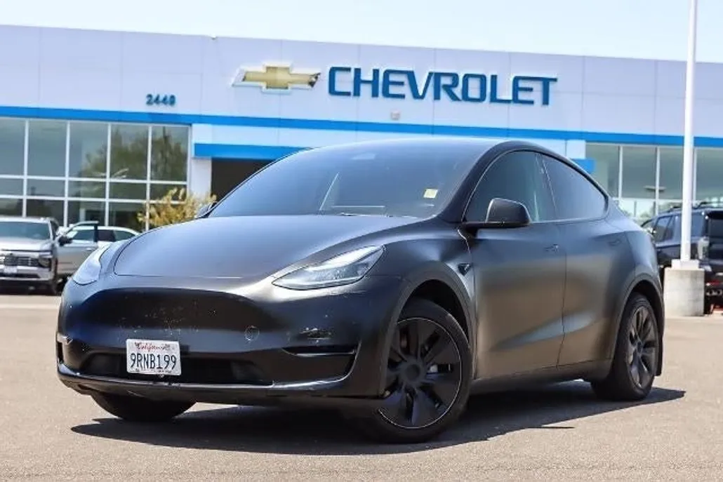 2025 Tesla Model Y Long Range photo 1