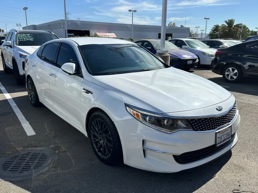 2016 Kia Optima EX photo 1