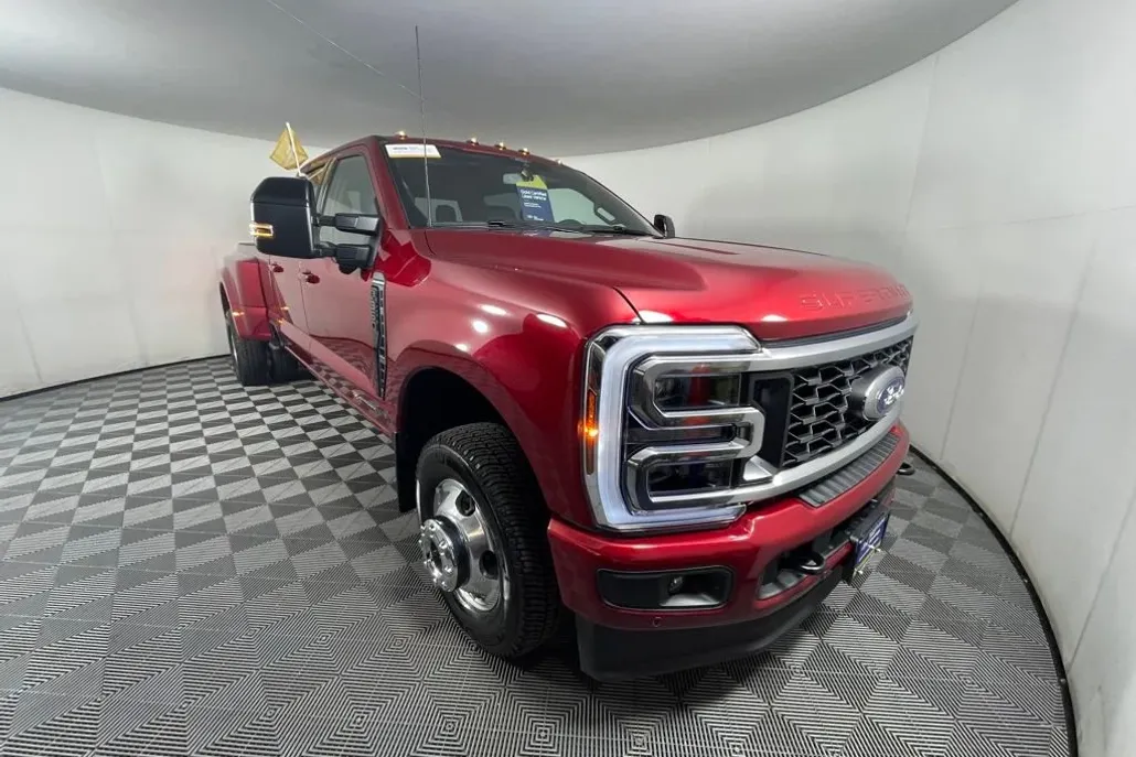 2025 Ford F-350 Platinum photo 1