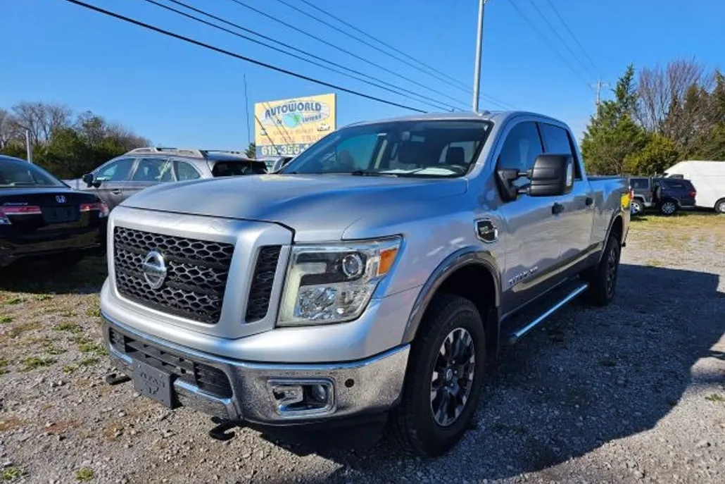 2019 Nissan Titan Crew Cab PRO-4X photo 1