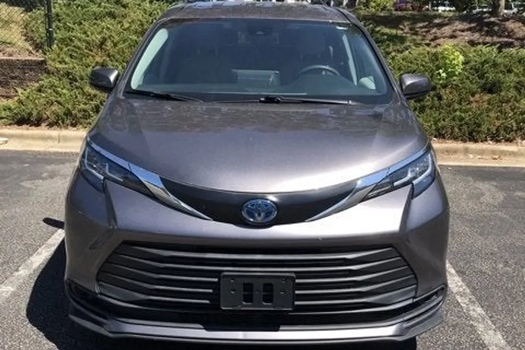 2022 Toyota Sienna LE photo 1