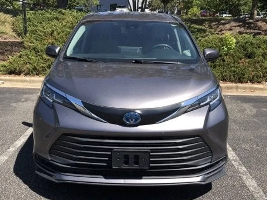 2022 Toyota Sienna LE photo 1
