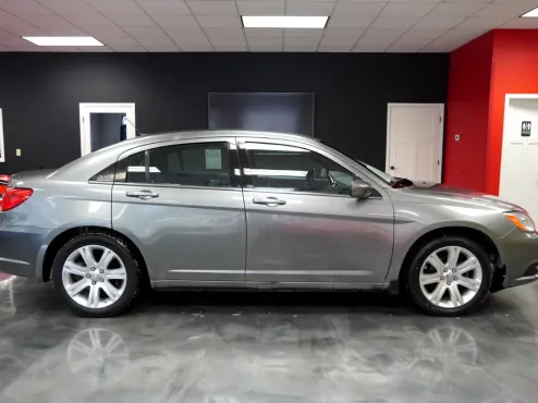 2013 Chrysler 200 Touring photo 4
