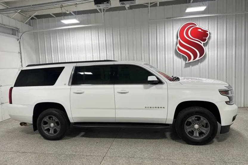 2019 Chevrolet Suburban LT photo 1