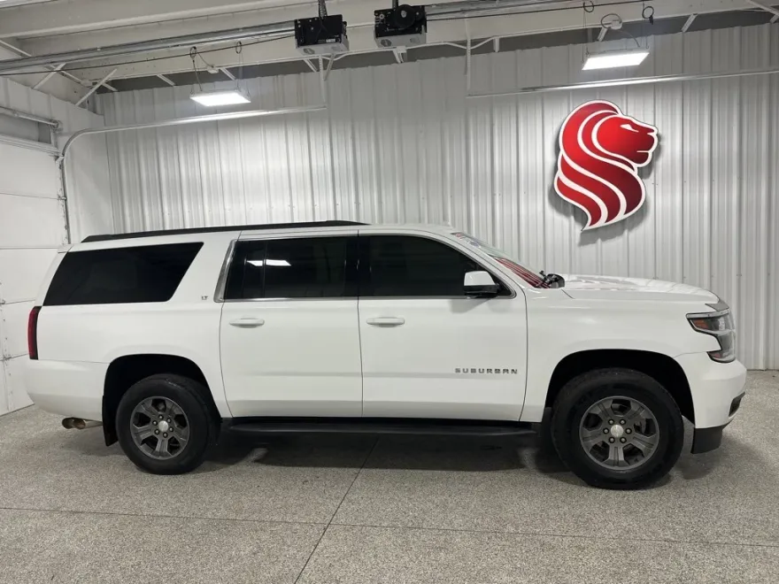 2019 Chevrolet Suburban LT photo 1