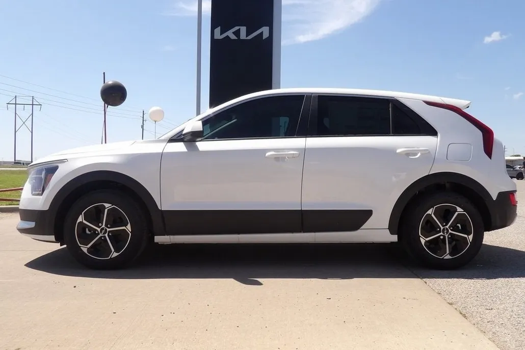 2025 Kia Niro LX photo 1