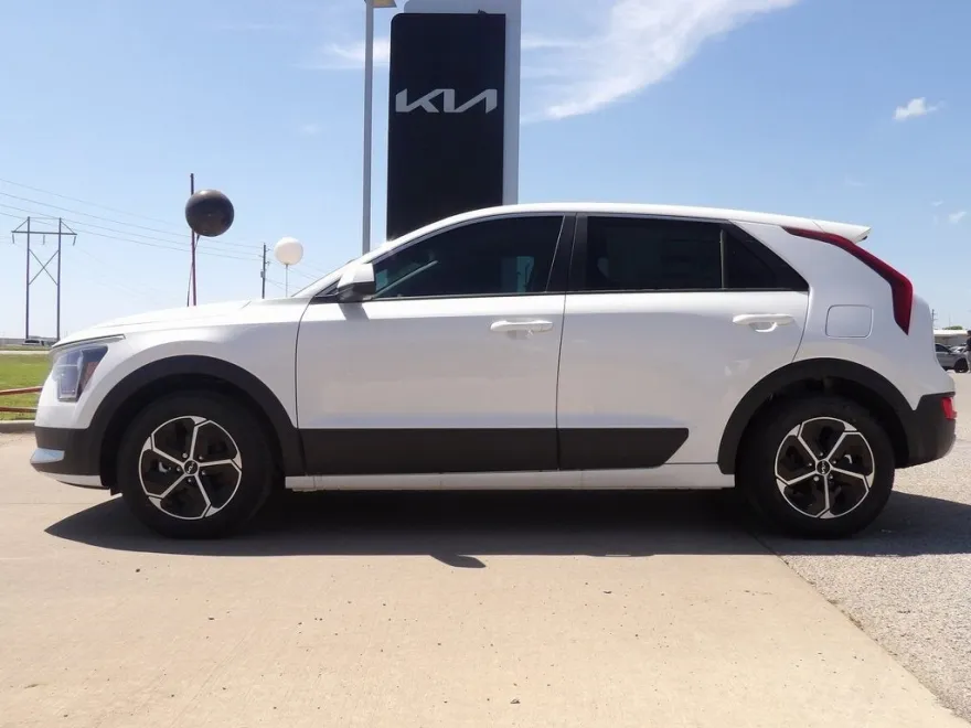 2025 Kia Niro LX photo 1