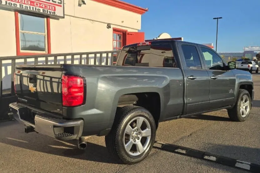 2017 Chevrolet Silverado LT photo 1