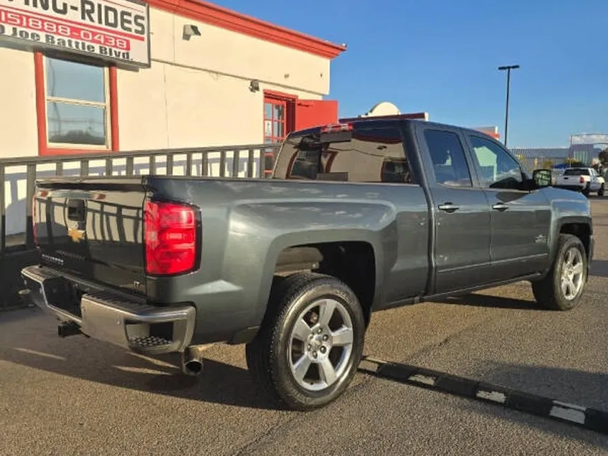 2017 Chevrolet Silverado LT photo 1