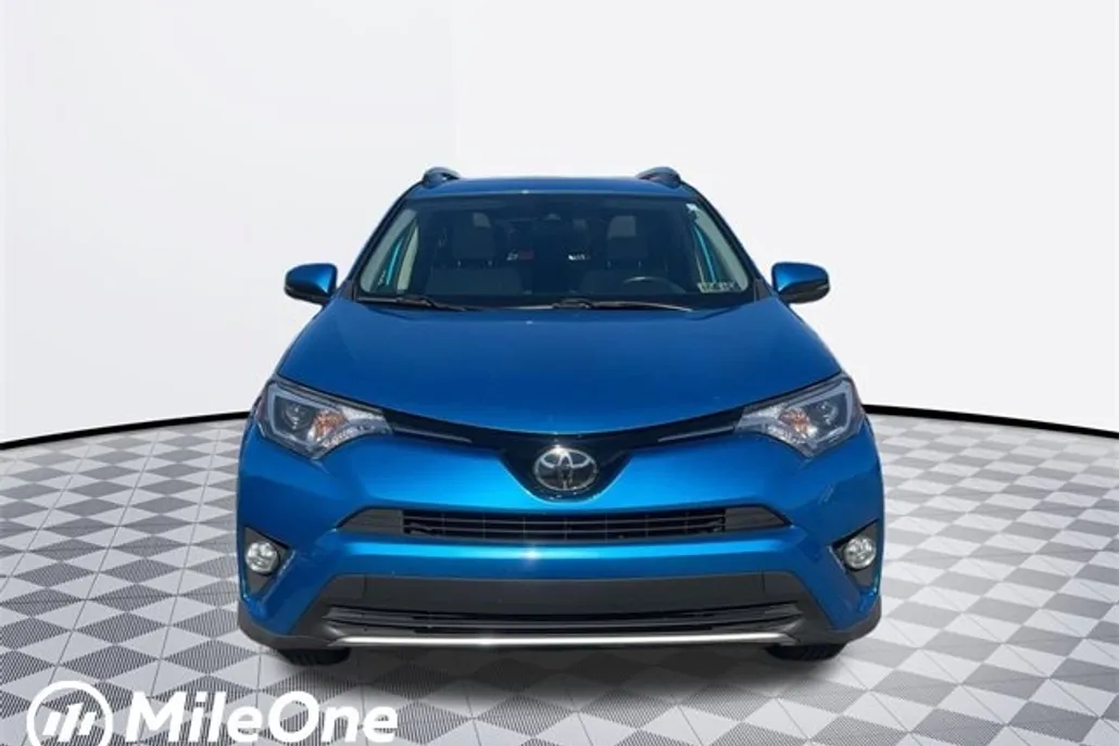 2017 Toyota RAV4 XLE photo 1