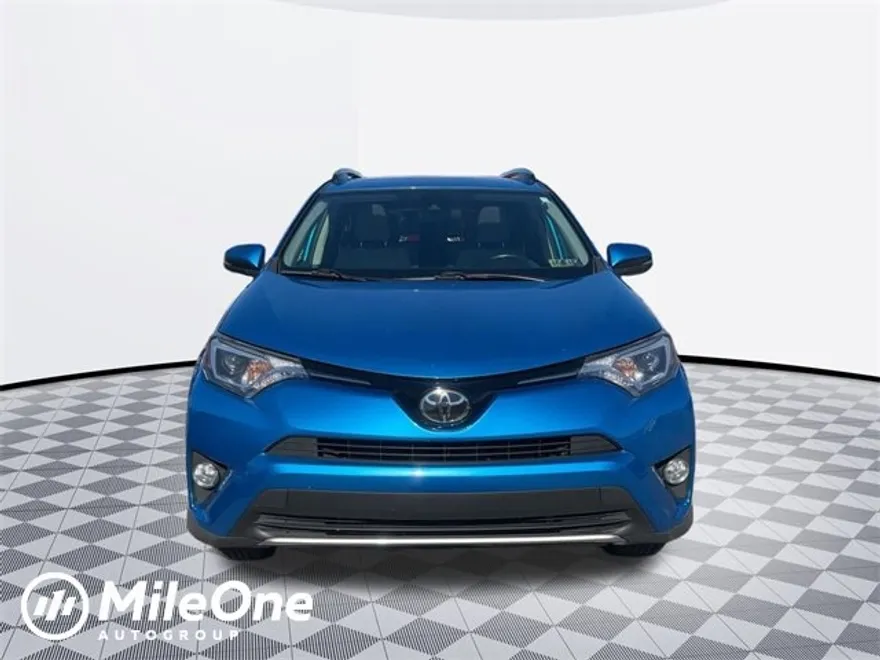 2017 Toyota RAV4 XLE photo 1