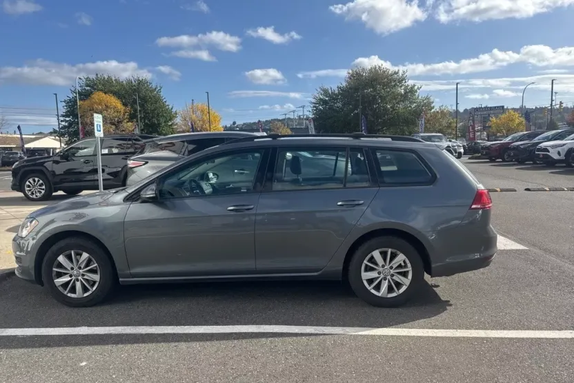 2015 Volkswagen Golf SportWagen S photo 1