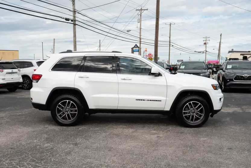 2020 Jeep Grand Cherokee Laredo E photo 1