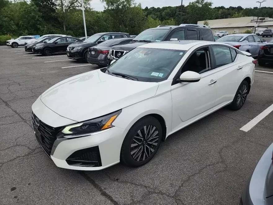 2023 Nissan Altima 2.5 SV photo 1