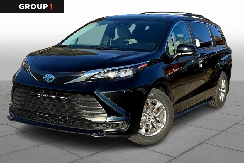 2025 Toyota Sienna LE photo 1