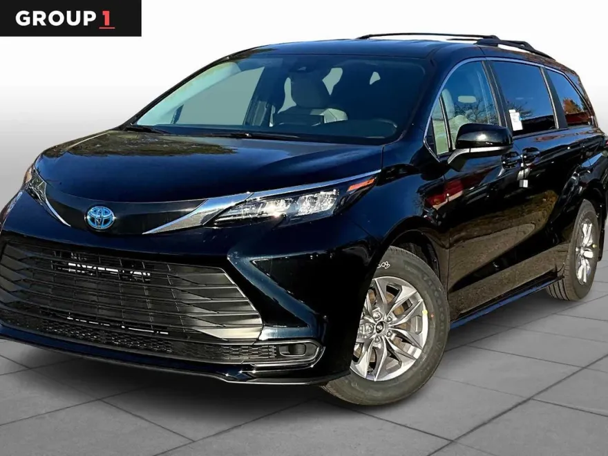 2025 Toyota Sienna LE photo 1